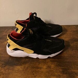 Nike Smile Huarache  size 10,5